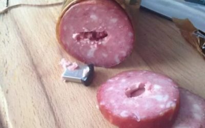 Encontré una memoria USB dentro de una simple salchicha — al principio pensé que era una casualidad, hasta que vi lo que había dentro