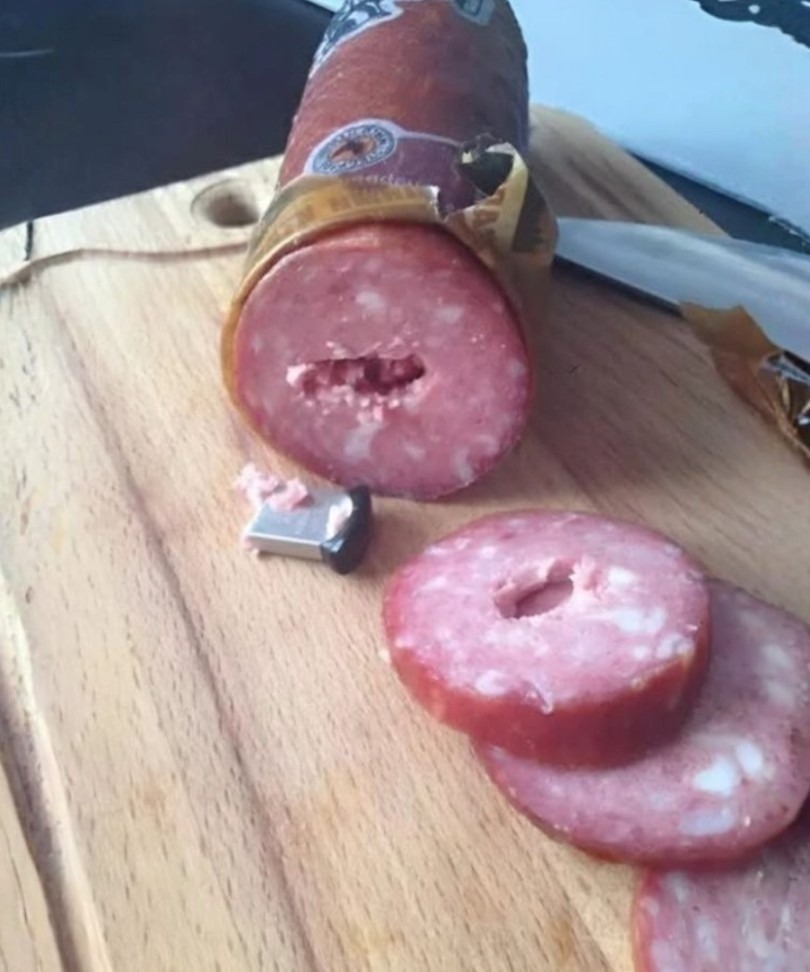 Encontré una memoria USB dentro de una simple salchicha — al principio pensé que era una casualidad, hasta que vi lo que había dentro