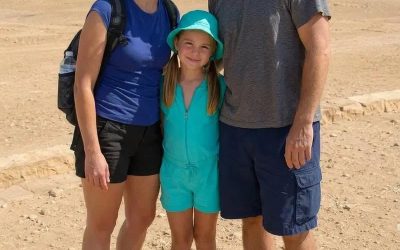 Mi hija desapareció mientras nuestra familia vivía en Egipto. Veinte años después, recibí una postal de allí, y las palabras en el reverso me dejaron sin aliento.
