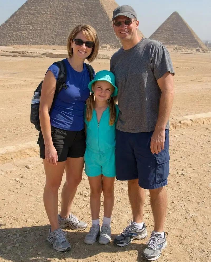 Mi hija desapareció mientras nuestra familia vivía en Egipto. Veinte años después, recibí una postal de allí, y las palabras en el reverso me dejaron sin aliento.