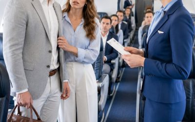 Mi marido embarcó en un vuelo a Cancún con su amante… sin imaginar jamás que la mujer a la que despreciaba le estaría sirviendo venganza en primera clase.