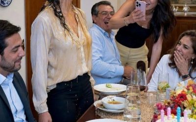Mi cuñada me tiró un plato de sopa encima y toda la familia se rió. No sabían que la mujer que humillaban era quien sostenía su negocio. En una noche… sus tres hoteles cerraron al mismo tiempo.