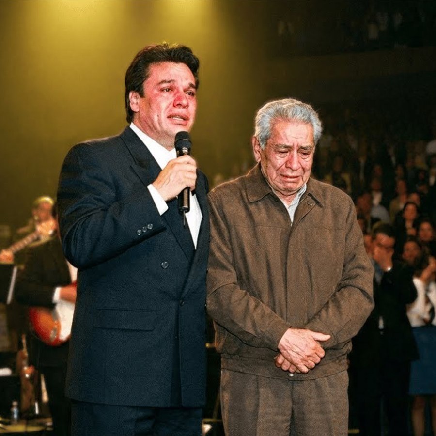 Juan Gabriel DETUVO la Canción a Mitad del Show Cuando vio a un Anciano que lo protegió en Prisión