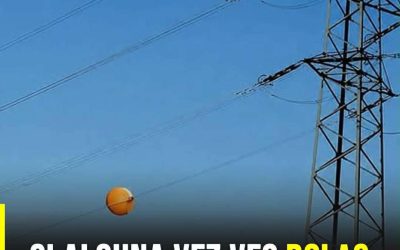 El verdadero motivo por el que hay grandes bolas de colores en los cables eléctricos