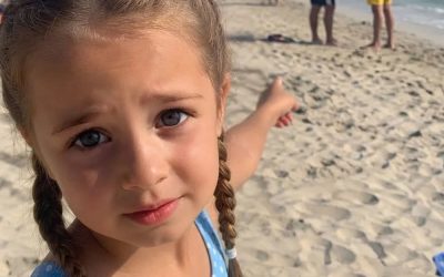 Mi hija tiró suavemente de mi vestido de playa y susurró: «Mamá, papá dijo que no debía contarte lo que él y el tío Jim hicieron en nuestra habitación de hotel».  En cuanto comprendí a qué se refería, me quedé pálida.  Mi esposo, Bruce, y yo llevábamos meses planeando nuestras vacaciones familiares.  Mi hermano menor, Jim, había empezado un nuevo trabajo y se había mudado a otro apartamento. Los cambios lo habían dejado agotado y estresado, así que lo invité a unirse a nosotros a última hora. Su novia también pensaba venir, pero no pudo pedir permiso en el trabajo.  Jim vino solo.  Al principio, traerlo parecía la decisión perfecta.  Nuestra hija de cinco años, Lily, adoraba a su tío. Los primeros días, todo transcurrió en paz. Pasábamos las mañanas junto al mar, comíamos juntos en el resort y veíamos a Lily construir castillos de arena mientras Jim la hacía reír.  Entonces, en la cuarta tarde, todo cambió.  Lily y yo volvíamos de la playa cuando tiró del dobladillo de mi vestido. Miró hacia Bruce y Jim, que estaban cerca de la orilla, conversando tranquilamente, apartados de los demás huéspedes.  Luego se inclinó hacia mí.  —Mamá —susurró—, papá me dijo que no te contara lo que él y el tío Jim hicieron en la habitación del hotel.  Sentí un nudo en el estómago.  Antes de que pudiera preguntar nada, Lily se apresuró a explicar.  —Pero siempre dices que no debo guardarte secretos, mamá. Así que quería contártelo.  Me arrodillé de inmediato frente a ella e intenté mantener una expresión amable.  —Así es, cariño —dije con cuidado—. Siempre puedes contarme lo que sea. ¿Qué pasó en la habitación del hotel?  Lily asintió y comenzó a describirlo con la inocente honestidad propia de una niña de cinco años.  Y con cada frase que pronunciaba, mi corazón latía con más fuerza. Historia completa en el 1er comentario ⬇️ Voir moins