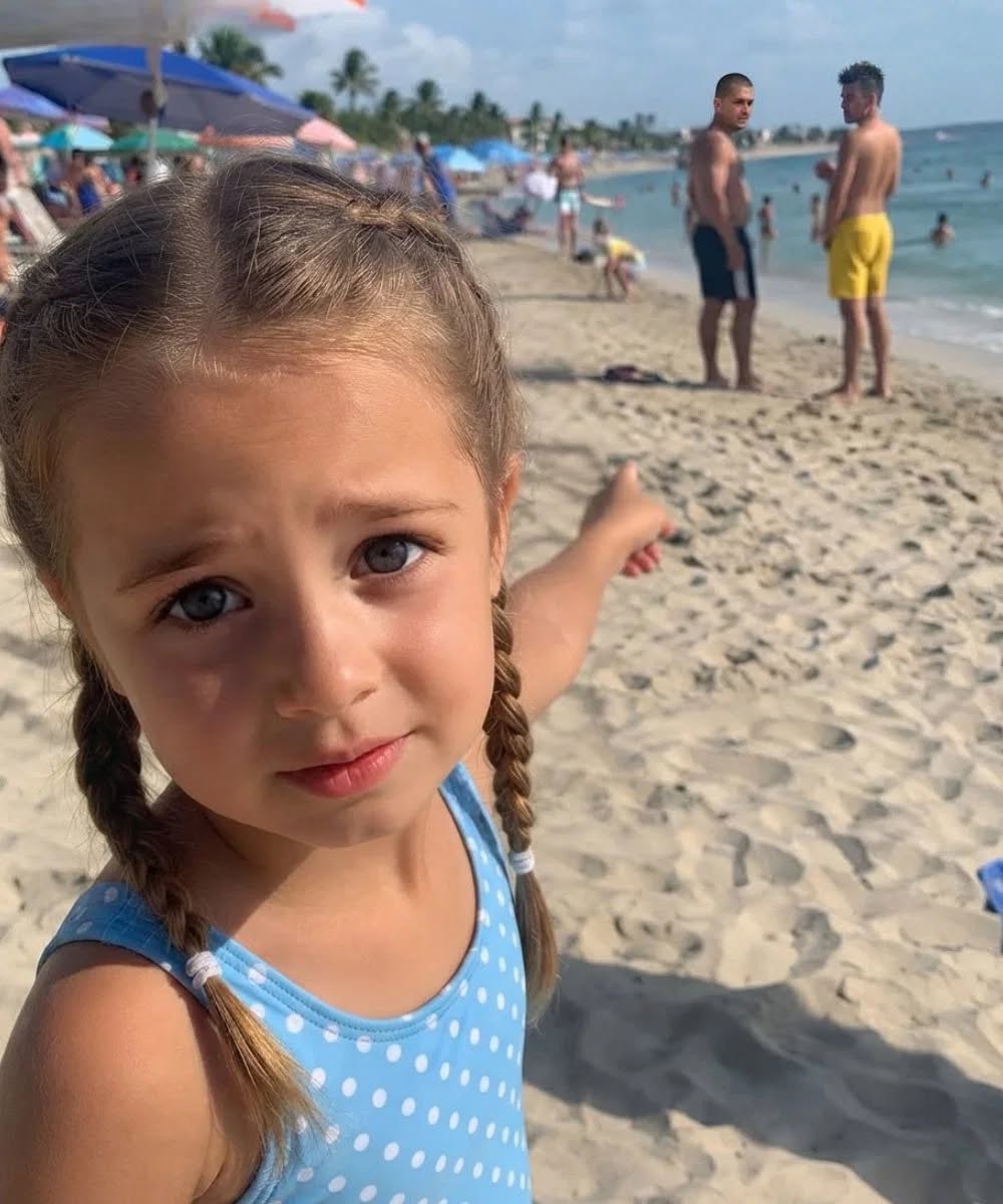 Mi hija tiró suavemente de mi vestido de playa y susurró: «Mamá, papá dijo que no debía contarte lo que él y el tío Jim hicieron en nuestra habitación de hotel».  En cuanto comprendí a qué se refería, me quedé pálida.  Mi esposo, Bruce, y yo llevábamos meses planeando nuestras vacaciones familiares.  Mi hermano menor, Jim, había empezado un nuevo trabajo y se había mudado a otro apartamento. Los cambios lo habían dejado agotado y estresado, así que lo invité a unirse a nosotros a última hora. Su novia también pensaba venir, pero no pudo pedir permiso en el trabajo.  Jim vino solo.  Al principio, traerlo parecía la decisión perfecta.  Nuestra hija de cinco años, Lily, adoraba a su tío. Los primeros días, todo transcurrió en paz. Pasábamos las mañanas junto al mar, comíamos juntos en el resort y veíamos a Lily construir castillos de arena mientras Jim la hacía reír.  Entonces, en la cuarta tarde, todo cambió.  Lily y yo volvíamos de la playa cuando tiró del dobladillo de mi vestido. Miró hacia Bruce y Jim, que estaban cerca de la orilla, conversando tranquilamente, apartados de los demás huéspedes.  Luego se inclinó hacia mí.  —Mamá —susurró—, papá me dijo que no te contara lo que él y el tío Jim hicieron en la habitación del hotel.  Sentí un nudo en el estómago.  Antes de que pudiera preguntar nada, Lily se apresuró a explicar.  —Pero siempre dices que no debo guardarte secretos, mamá. Así que quería contártelo.  Me arrodillé de inmediato frente a ella e intenté mantener una expresión amable.  —Así es, cariño —dije con cuidado—. Siempre puedes contarme lo que sea. ¿Qué pasó en la habitación del hotel?  Lily asintió y comenzó a describirlo con la inocente honestidad propia de una niña de cinco años.  Y con cada frase que pronunciaba, mi corazón latía con más fuerza. Historia completa en el 1er comentario ⬇️ Voir moins