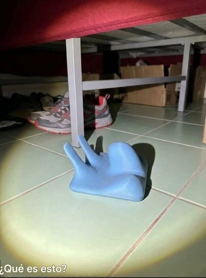 Esta noche hubo un apagón. Fui a la habitación de mi hijo a buscar unas velas que tenía debajo de la cama, y ​​fue entonces cuando descubrí esto. Sinceramente, es la primera vez que veo algo así, y no tengo ni idea de qué es. ¿Alguien sabe qué podría ser? La respuesta está en el primer comentario