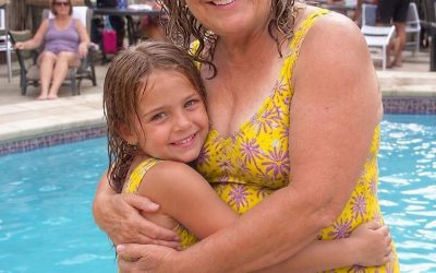 Una mujer maleducada me insultó junto a la piscina, diciéndome que “debería avergonzarme de usar traje de baño a mi edad”. Lo que hizo mi nieta de seis años a continuación la dejó temblando.  Tras el fallecimiento de mi hija y su esposo en un accidente de coche, me hice cargo de mi nieta de cinco años, Amelia.  A los 65 años, volví a ser abuela y madre.  Ese año fue increíblemente difícil. Trabajaba turnos dobles en un supermercado para poder darle a Amelia todo lo que necesitaba, ya que mi pensión no era suficiente. Pero con el tiempo, las cosas mejoraron poco a poco después de que finalmente terminé de pagar la hipoteca.  Al acercarse el sexto cumpleaños de Amelia, decidí que quería celebrarlo como se merecía. Quería invitar a sus amigos y encargar una tarta preciosa.  Pero en vez de eso, Amelia me dijo:  “Abuela, solo quiero que pasemos un día relajándonos juntas”.  Así que reservé dos tumbonas junto a la piscina en un complejo turístico a las afueras de la ciudad.  Amelia también preguntó si podíamos pedir trajes de baño iguales para parecer “un solo equipo”.  Llegamos a la piscina y enseguida nos metimos al agua juntas. Pero en cuanto salimos, una mujer me gritó:  “¡Dios mío, qué vergüenza!”  Me giré. Una mujer que parecía tener unos treinta años, con un traje de baño revelador y un sombrero para el sol, estaba justo detrás de nosotras.  Le pregunté:  “Disculpe, señora, ¿me hablaba a mí? ¿Hice algo mal?”  Se echó a reír a carcajadas y dijo:  “¿Has visto cómo te ves en traje de baño? ¡A tu edad no deberías llevar uno! Deberías avergonzarte. ¡Hay niños aquí!”  Me temblaba la voz.  “Pero… es un traje de baño que te cubre por completo…”  Ella siguió riendo. Luego dijo que debería llevar ropa que me cubriera todo el cuerpo, incluso en la piscina.  Detrás de ella, sus amigas estaban sentadas, riéndose entre dientes.  Me sentí humillada.  Entonces Amelia me dijo que necesitaba ir al baño. Estuvo fuera unos diez minutos.  Cuando regresó, se dirigió directamente a esa mujer maleducada e hizo algo que yo jamás me habría atrevido a hacer.  La mujer gritó tan fuerte que probablemente la oyeron hasta en el espacio. Lee el resto de esta historia en el primer comentario ⬇️ Ver menos