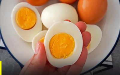 Huevo cocido y salud: lo que dicen los médicos sobre sus beneficios y mitos más comunes Durante años, el huevo fue protagonista de un intenso debate dentro del mundo de la nutrición. Mientras algunos lo evitaban por temor a sus efectos sobre el colesterol, otros lo defendían como un alimento esencial por su alto valor nutritivo. Con el paso del tiempo y gracias a nuevos estudios científicos, la visión sobre este producto básico ha cambiado de forma significativa, permitiendo a los especialistas ofrecer una mirada más clara sobre su verdadero impacto en la salud.   En este contexto, el huevo cocido se ha consolidado como una de las formas más recomendadas de consumo. A diferencia de otras preparaciones, hervirlo permite mantener intactas muchas de sus propiedades sin necesidad de añadir grasas adicionales. Esto lo convierte en una opción práctica, accesible y altamente nutritiva para incluir en la dieta diaria.  Pelar huevo duro  Desde el punto de vista médico, el huevo es considerado un alimento de gran densidad nutricional. Su principal aporte radica en las proteínas de alta calidad, que contienen todos los aminoácidos esenciales necesarios para el organismo. Estas proteínas son fundamentales para la formación de tejidos, la recuperación muscular y el correcto funcionamiento del cuerpo, lo que explica por qué suele recomendarse tanto en dietas equilibradas como en planes destinados al desarrollo físico.
