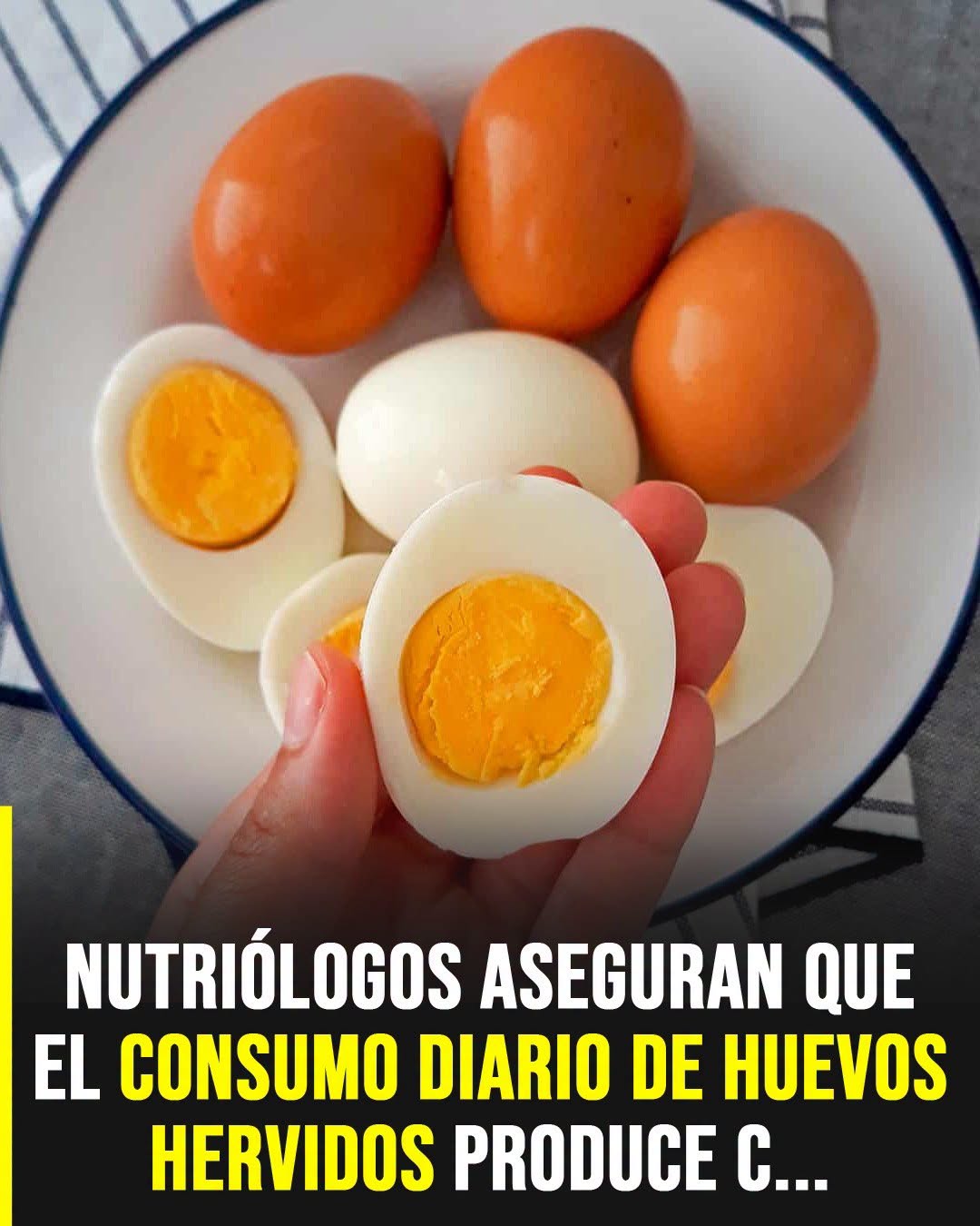 Huevo cocido y salud: lo que dicen los médicos sobre sus beneficios y mitos más comunes Durante años, el huevo fue protagonista de un intenso debate dentro del mundo de la nutrición. Mientras algunos lo evitaban por temor a sus efectos sobre el colesterol, otros lo defendían como un alimento esencial por su alto valor nutritivo. Con el paso del tiempo y gracias a nuevos estudios científicos, la visión sobre este producto básico ha cambiado de forma significativa, permitiendo a los especialistas ofrecer una mirada más clara sobre su verdadero impacto en la salud.   En este contexto, el huevo cocido se ha consolidado como una de las formas más recomendadas de consumo. A diferencia de otras preparaciones, hervirlo permite mantener intactas muchas de sus propiedades sin necesidad de añadir grasas adicionales. Esto lo convierte en una opción práctica, accesible y altamente nutritiva para incluir en la dieta diaria.  Pelar huevo duro  Desde el punto de vista médico, el huevo es considerado un alimento de gran densidad nutricional. Su principal aporte radica en las proteínas de alta calidad, que contienen todos los aminoácidos esenciales necesarios para el organismo. Estas proteínas son fundamentales para la formación de tejidos, la recuperación muscular y el correcto funcionamiento del cuerpo, lo que explica por qué suele recomendarse tanto en dietas equilibradas como en planes destinados al desarrollo físico.