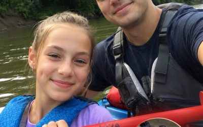Mi sobrina nunca regresó de una excursión en kayak con su tío. Siete años después, lo que encontré en su viejo chaleco salvavidas me impulsó a llamar al 911 (el número de emergencias en Estados Unidos).