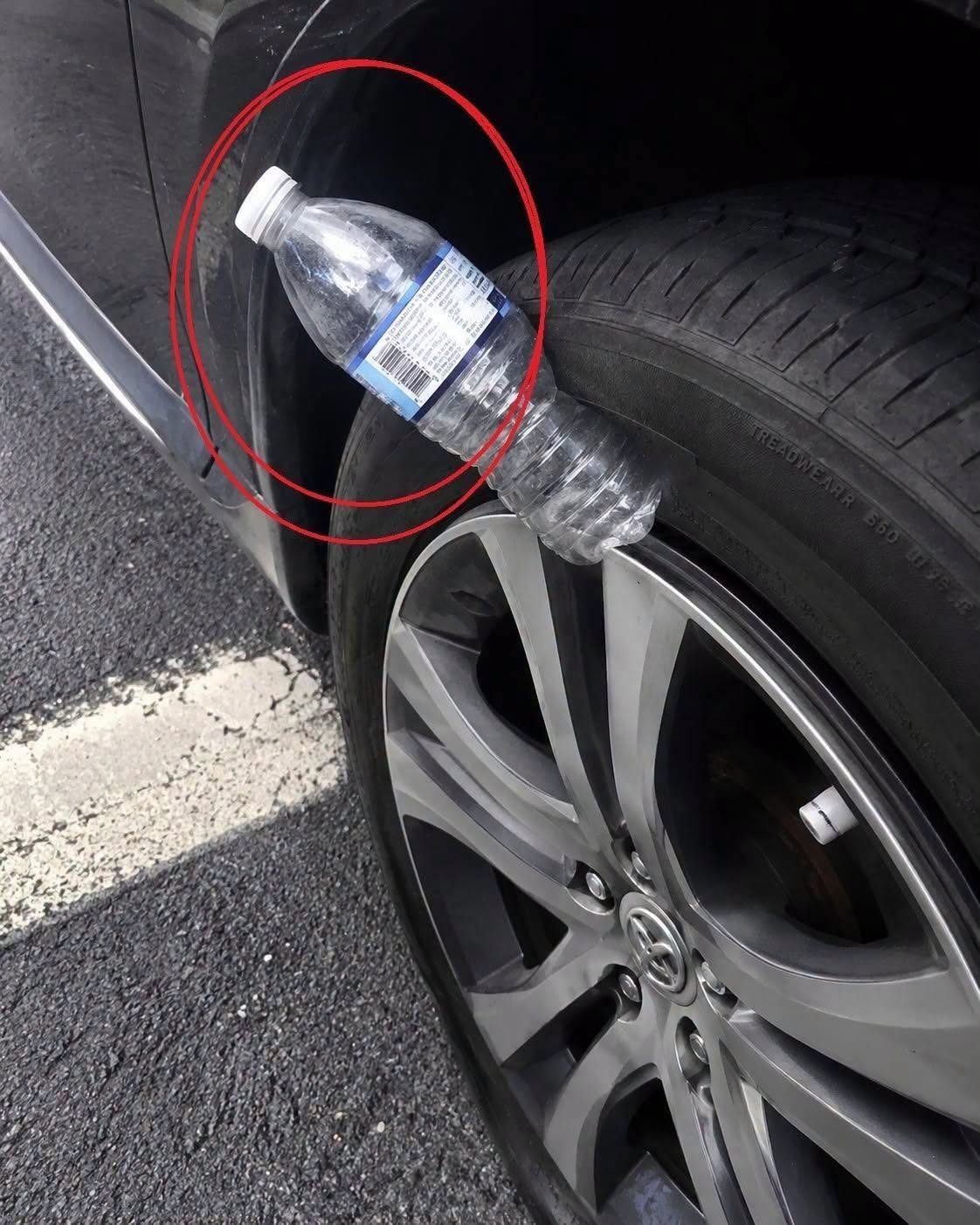 Tras el fallecimiento de mi hijo, mi nuera se quedó sola conmigo. Ayer me llamó y me contó que le está pasando algo raro. Al salir del trabajo, encuentra una botella de plástico pegada a la llanta de su coche. Me preocupa mucho. ¿Qué podría significar?